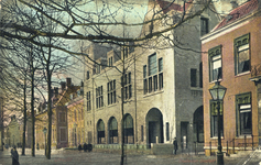 553 Gezicht op de noordzijde van het Janskerkhof te Utrecht met de studentensociëteit P.H.R.M. (Janskerkhof 14).